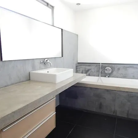 Contemporaine Proche De Montpellier